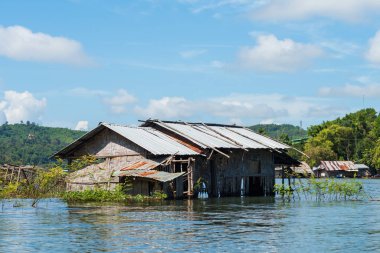 Sangkhlaburi, Kanchanaburi 'de yüzen evler.