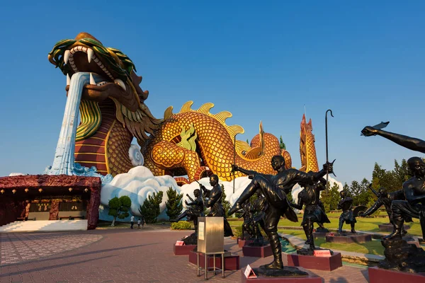 Kung fu och drakstatyer, Suphanburi — Stockfoto