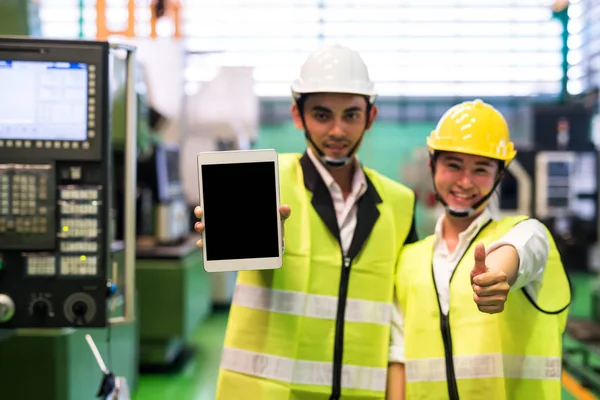 Fabrieksmanager tablet weergeven met blanco scherm — Stockfoto