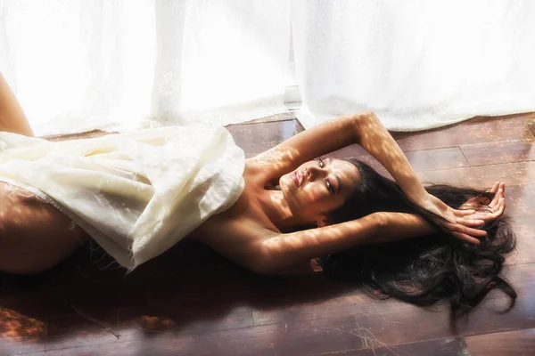 Portrait de femme nue avec fabirc blanc — Photo