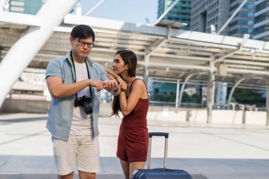 Deli erkek arkadaş gecikme yüzünden kız arkadaşını suçluyor.