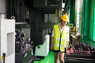 Fabrika kadın müfettişi makine ekipmanlarını kontrol et
