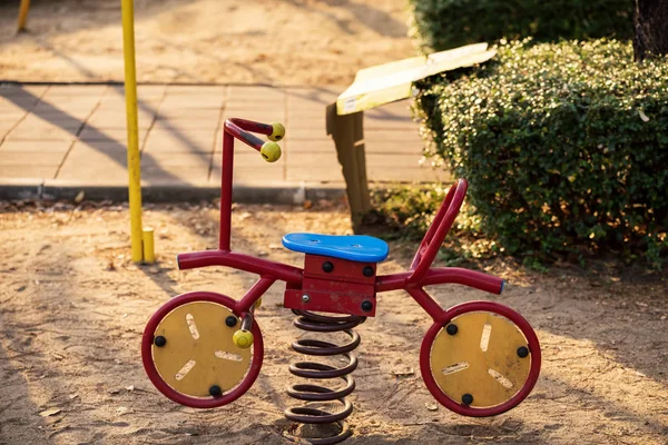Bicicleta ou bicicleta de jardim de infância parque infantil — Fotografia de Stock