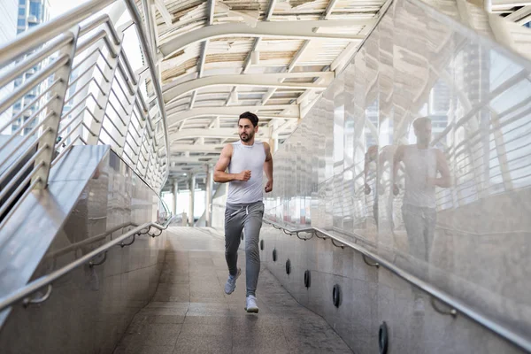 American beard man run in city — Stock Photo, Image