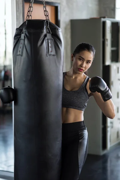 Retrato Jovem Asiática Bela Mulher Com Luva Boxe Segurar Pesado — Fotografia de Stock