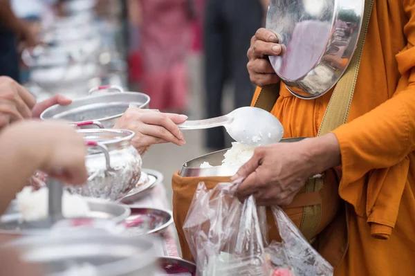 People Offer Jasmine Rice Buddhist Monk Alms Bowl Early Morning — Stock Photo, Image