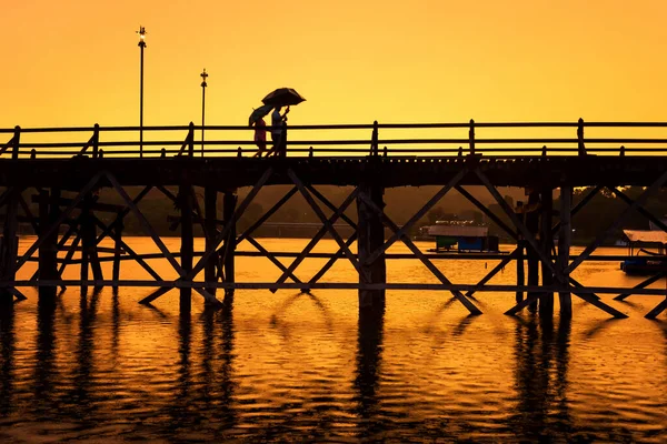 Silueta Pohled Pár Kráčející Mon Dřevěný Most Přes Řeku Songkalia — Stock fotografie