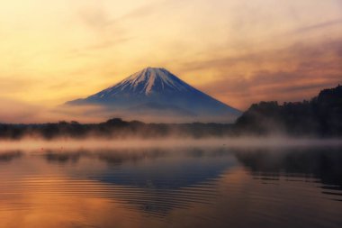 Shoji Shojiko Gölü 'nün suyuna yansıması ve buğusu olan Fuji Dağı, Yamanashi, Japonya. Meşhur Fujisan Dağı 'nı görmek için 5 göl yolculuğu..