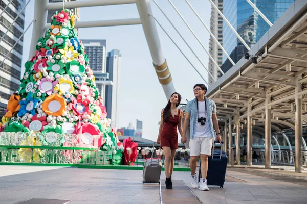 Happy Asian Boyfriend Girlfriend Tourist Couple Walk Pull Travel Luggage — Stock Photo, Image