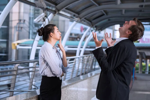 Enojado Empresario Estadounidense Jefe Gritar Trabajadora Por Error Mientras Que — Foto de Stock