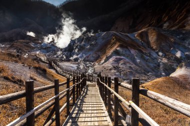 Jigokudani cehennem vadisi tahta yürüyüş yolu ilkbaharda güneşli bir günde, Noboribetsu, Hokkaido, Japonya. Kentte hamamlı ünlü doğal seyahat merkezi..