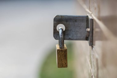 Metal menteşeli eski paslı altın asma kilit metin, kişisel eşyalar depolama çinko kutusu, ana anahtarı kapat.