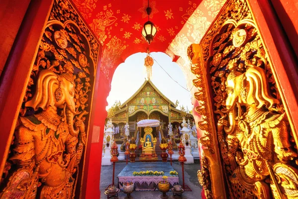 Rotgoldener Eingang Zum Wat Ming Muang Gegen Sonnenstrahlen Während Des — Stockfoto