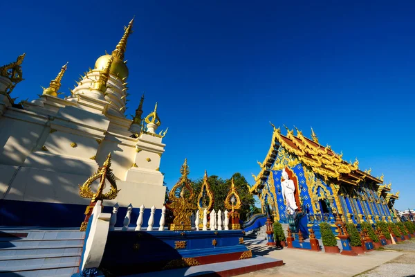 タイのチェンライにある青い空に対して ワット スア10の寺院にある白い塔と仏像 タイの北部で有名な旅行先 — ストック写真