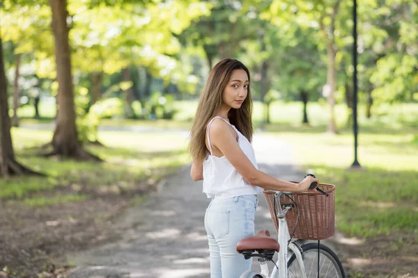 Retrato Asiático Bela Mulher Feliz Segurar Roda Uma Bicicleta Por — Fotografia de Stock