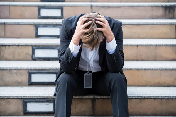 Dolor Cabeza Empresario Estadounidense Estresado Ciudad Desde Que Fue Despedido — Foto de Stock