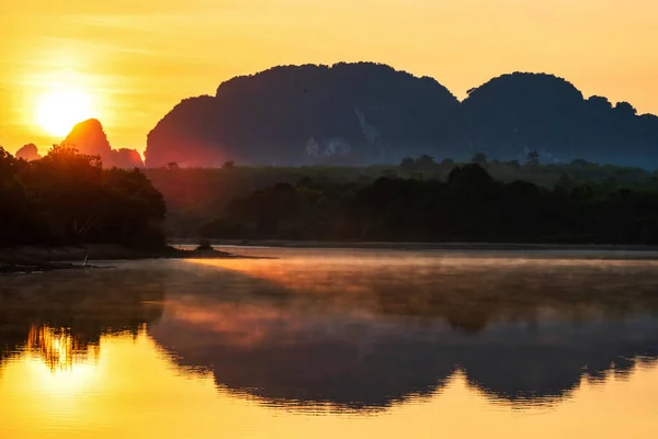 Natürliche Silhouette Blick Auf Wunderschöne Kalksteinberge Und Nebel Über Dem — Stockfoto
