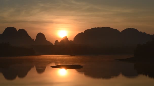 Естественный Вид Красивые Горы Лиместона Туман Туман Над Водоемом Восходе — стоковое видео