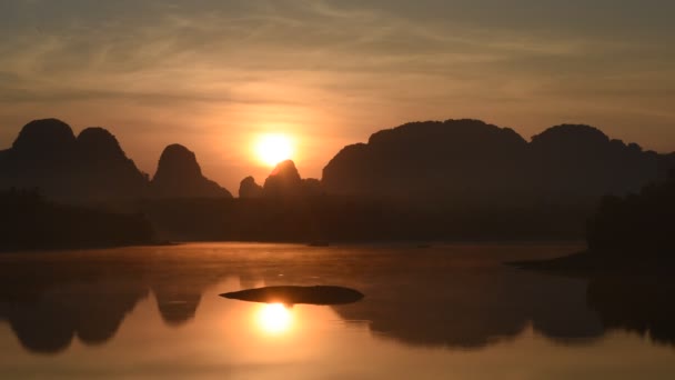 Silueta Natural Vista Hermosas Montañas Piedra Caliza Niebla Movimiento Niebla Metraje De Stock