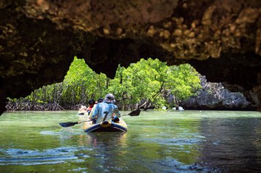 Tayland 'ın Phang Nga Körfezi' ndeki lagün ve mangrov ormanları bataklığını ziyaret etmek için Karst oluşumlarının Tham Lod (küçük mağara) kanoları arasında turist ve denizci kanosu. Yazın ünlü tatil beldesi.