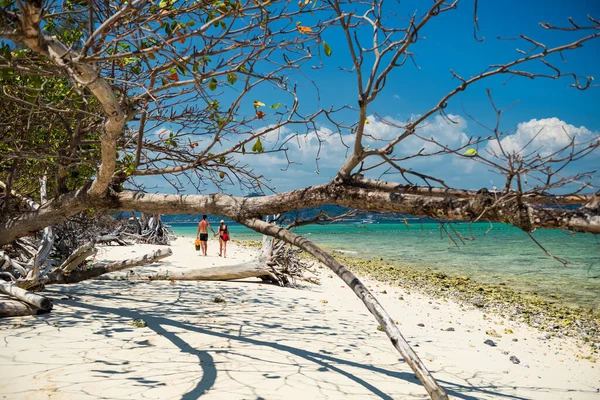 Yabancı Turist Çift Tayland Krabi Deki Koh Poda Adası Nda — Stok fotoğraf