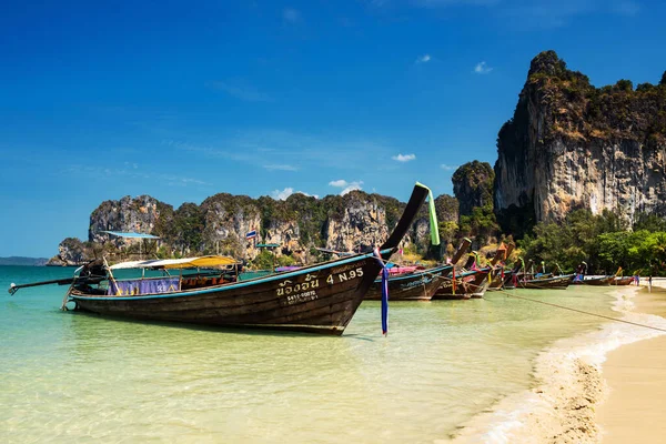 Krabi Tajlandia Marca 2020 Turystyczne Drewniane Łodzie Plaży Railay Wapiennymi — Zdjęcie stockowe