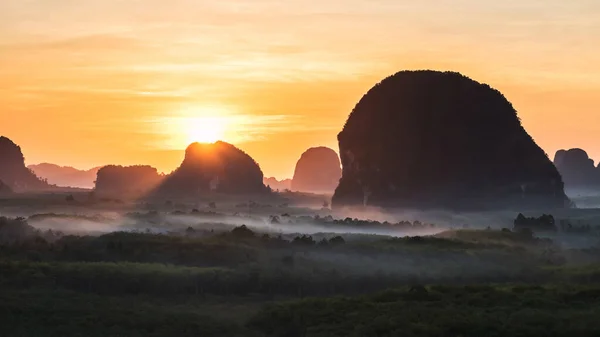 Silhouette Kalksteinberge Und Nebel Bei Sonnenaufgang Vom Aussichtspunkt Din Daeng — Stockfoto