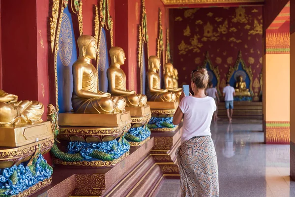 Yabancı Turist Fotoğrafı Wat Bang Thong Altın Tayland Buda Heykeli — Stok fotoğraf