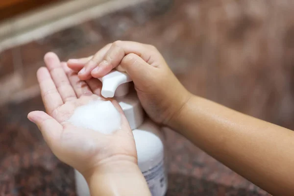 Las Manos Los Niños Reciben Jabón Antibacteriano Con Espuma Para — Foto de Stock