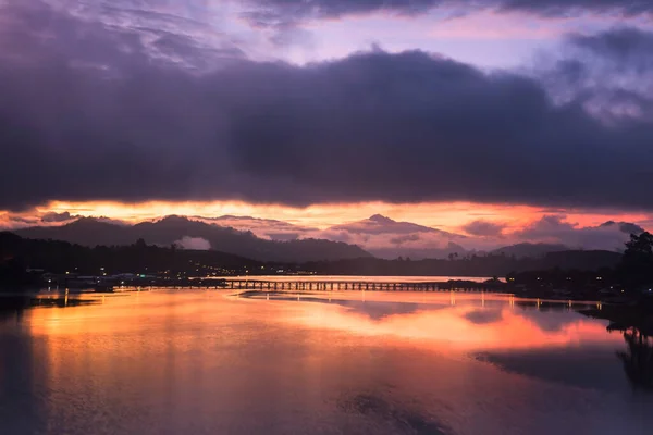 Silhouette Mon Cidade Ponte Madeira Sobre Rio Songkalia Com Nuvem — Fotografia de Stock