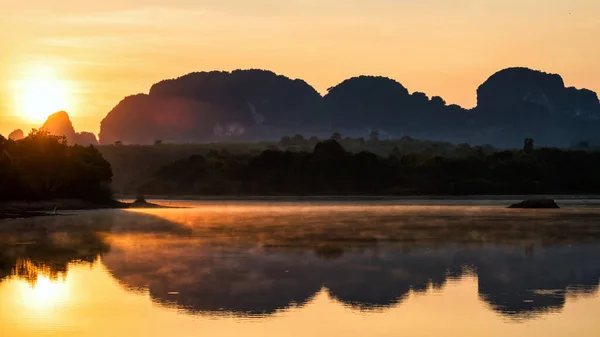 Natürliche Silhouettenlandschaft Mit Wunderschönen Kalksteinbergen Und Bewegungsnebel Oder Nebel Über — Stockfoto