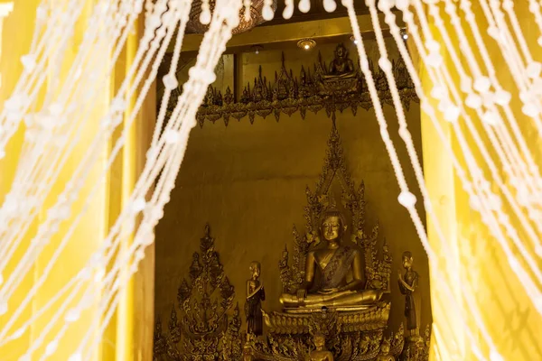 Golden Buhhda Staty Utsikt Från Fönstret Guld Tempel Kapell Wat — Stockfoto
