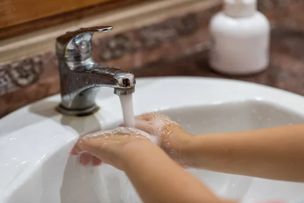 子供の男の子はシンクで運動水で石鹸をすすいで手を洗う 手の衛生によるCovid 19の予防 コロナウイルスを停止するための伝染病の保護 家にいろ隔離社会的距離 — ストック写真