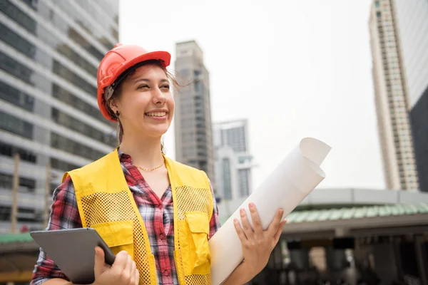 Portret Van Gelukkige Amerikaanse Jonge Vrouw Ingenieur Met Veiligheidshelm Papier — Stockfoto