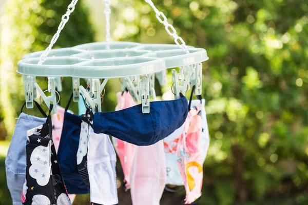Kindergesichtsmaske Oder Kindergewebe Von Varieté Design Hängen Nach Dem Waschen — Stockfoto