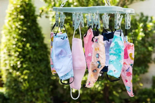 Kindergesichtsmasken Oder Kindergewebe Mit Niedlicher Bemalung Hängen Nach Dem Waschen — Stockfoto