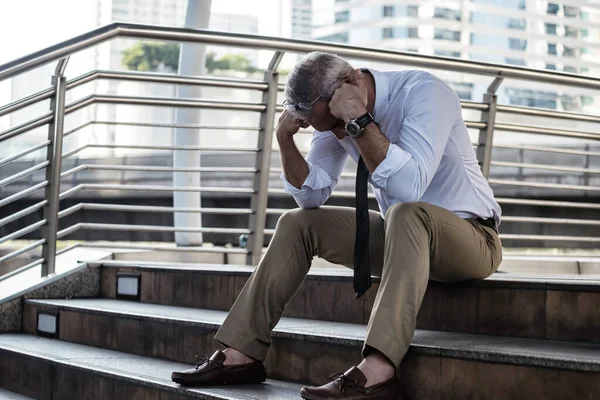 Triste Gris Pelo Empresario Dolor Cabeza Llorar Problemas Negocio Despedido — Foto de Stock