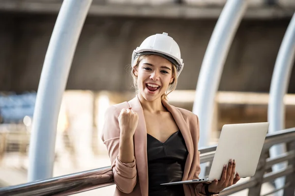 Happy Twintiger Jaren Amerikaanse Ingenieur Vrouw Met Helm Jas Check — Stockfoto