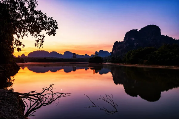 Natürliche Landschaft Mit Wunderschönen Kalksteinbergen Morgengrauen Mit Dämmerungshimmel Und Spiegelung — Stockfoto