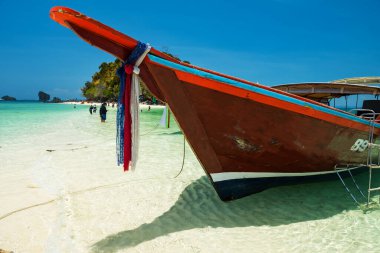 Thale waek adasında, beyaz kumlu, mavi gökyüzü, Krabi, Tayland 'da kristal andaman denizinde ahşap bir tekne. Güney Tayland 'ın ünlü turistik tatil beldesi.