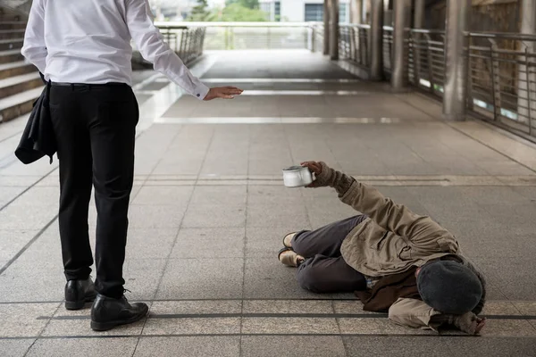 Zakenman Zegt Nee Weigert Geld Geven Aan Oude Gehandicapte Dakloze — Stockfoto