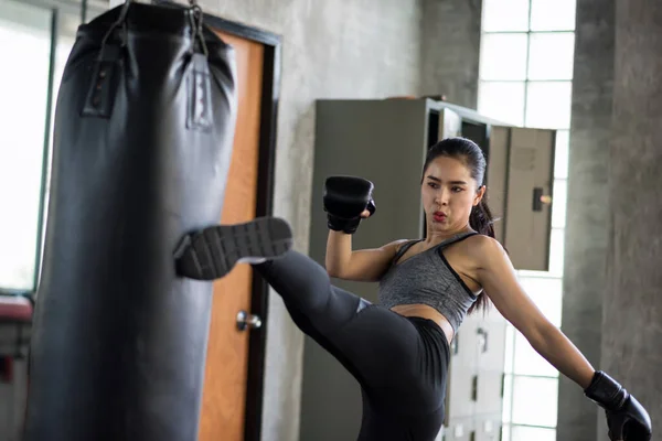 Forte Músculo Asiático Boxe Mulher Saltar Chute Para Enorme Saco — Fotografia de Stock