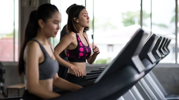 Ázsiai Barátai Futás Gyakorlat Futópadok Sport Fitness Tornaterem Másolás Hely — Stock Fotó