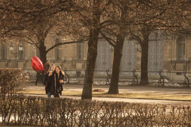 Bir kalp shapped balon kızlarla