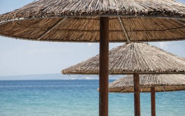 Güneş şemsiyesi ile deniz arka plan