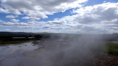 Bir gayzerin orta boy görüntüsü..