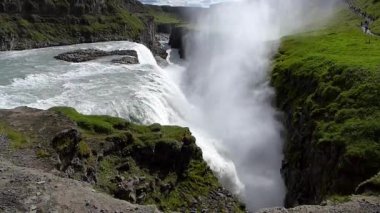 Buhar, sprey ve şelaleden gelen sis..