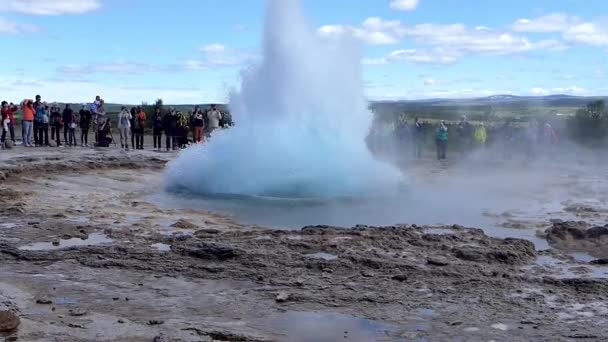 Geyser Ψεκάζει Επάνω Από Μια Θερμή Πηγή — Αρχείο Βίντεο