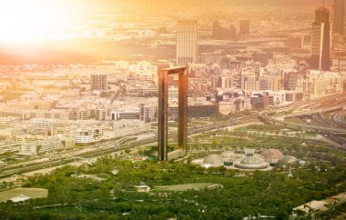 Gün batımında Dubai çerçeve yapılar ile Dubai şehir silüetinin
