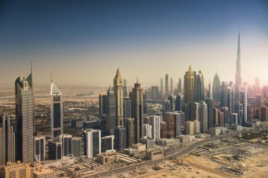 Dubai şehir silüetinin havadan. Dubai şehir merkezi ve modern gökdelenler.